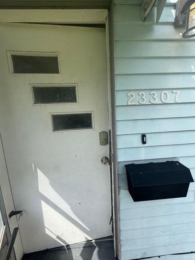 Building Photo - Spacious Two-Bedroom Unit in a Charming Property – Available Now!