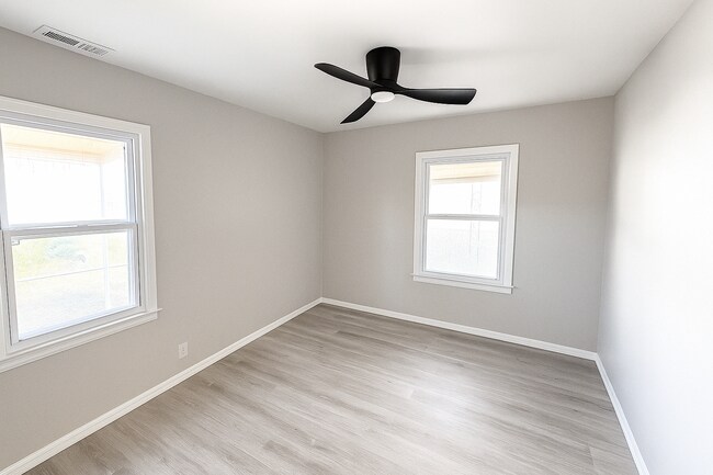 Building Photo - 494 S Exeter Ave