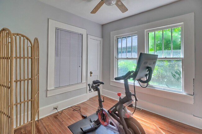 Building Photo - Adorable Bungalow in Highly Sought-After C...