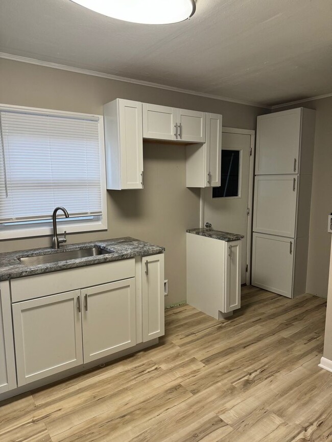 Building Photo - 2 Bedroom 1 Bathroom in Moline! 1/2 off 1s...