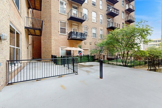 Building Photo - 420 S Clinton St