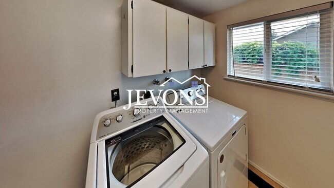 Building Photo - $900 Rent Credit | 3-bedroom single-family home near Randall Park with access to schools, shoppin...