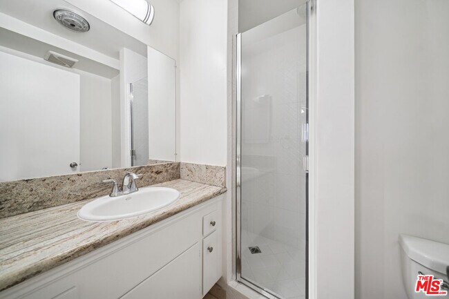 Building Photo - 7548 Hampton Ave