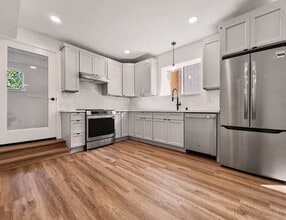 Building Photo - AVAILABLE NOW! Fully Remodeled Lower Unit with Private Entrance in Columbia City Neighborhood