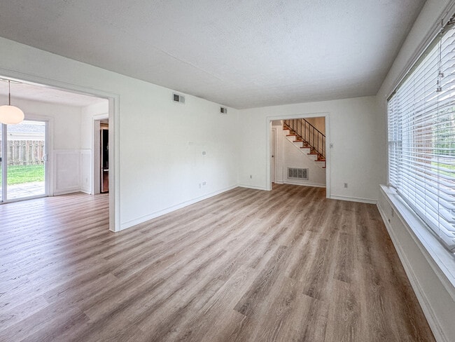 Building Photo - COME MEET YOUR NEW HOME IN KINGS GRANT!