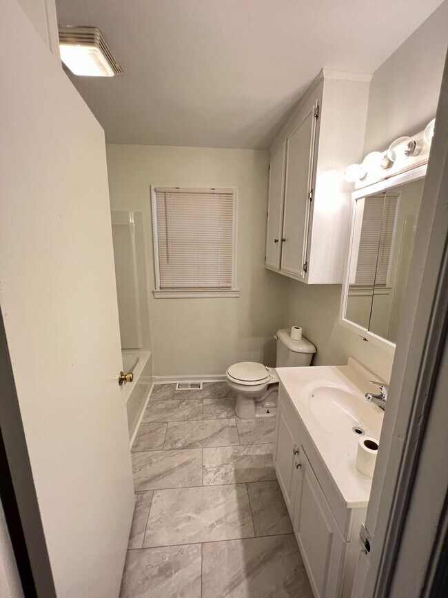 Building Photo - Charming 3 bd, 1.5 ba home!