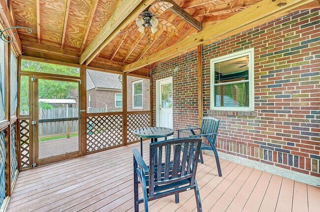 Screened In Porch - 6604 Buckingham Plz