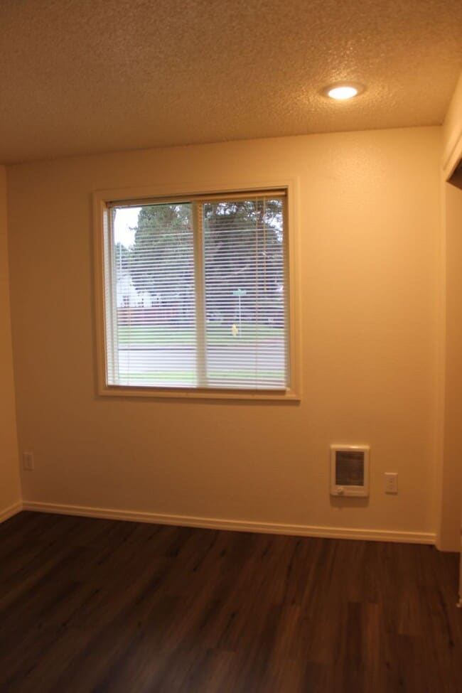 Building Photo - Updated 3 bedroom, 2 bath home on quiet Hillsboro street