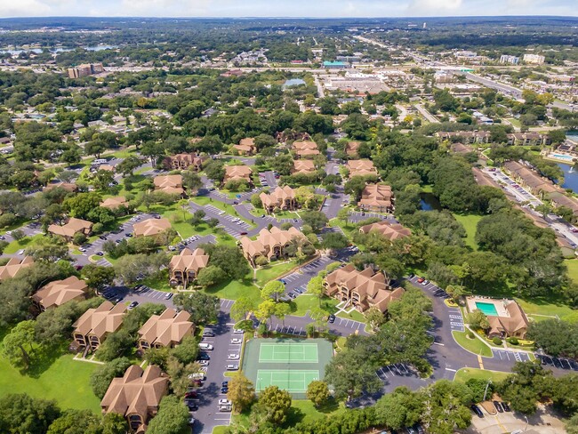 Building Photo - 1/1 Condo in GATED ~ LAKEFRONT community i...