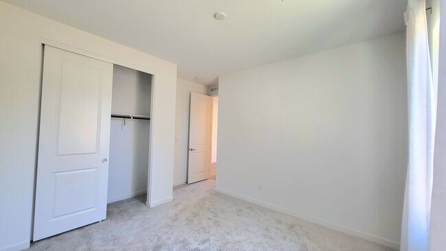 Building Photo - 5447 Splendido Ave