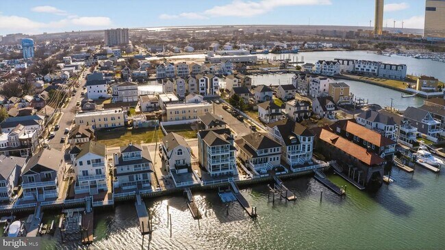 Building Photo - 739 N Massachusetts Ave