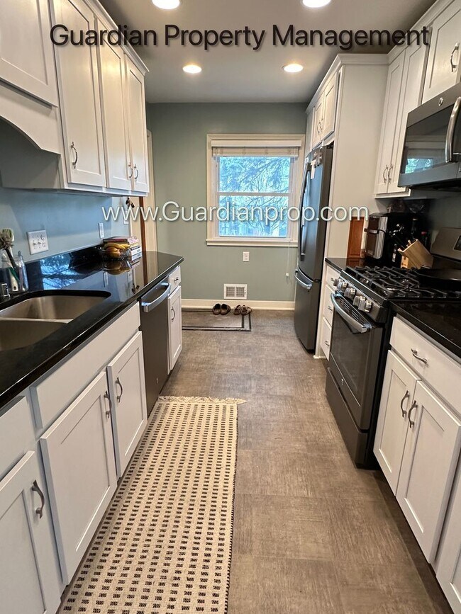 Building Photo - Linden Hills Upper Level Duplex, Fenced Yard, 1 Car Garage, Dishwasher, Storage, Laundry