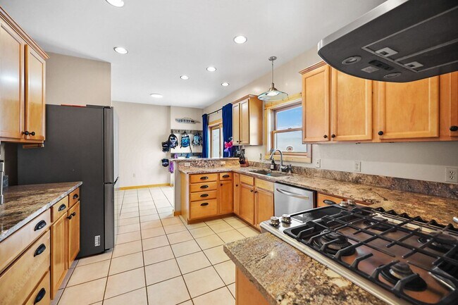 Building Photo - Spacious 6-bedroom, 4.5-bathroom home is i...
