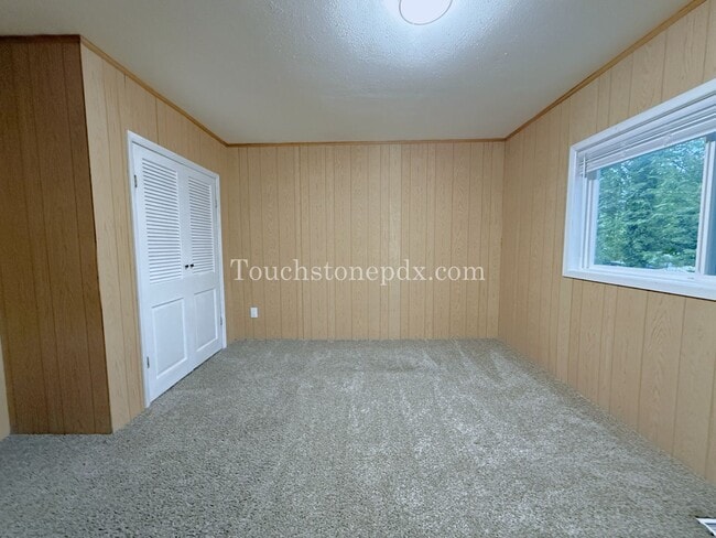 Building Photo - Bright Milwaukie Home with Deck and Large Yard!