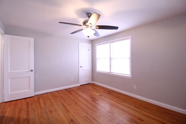 Building Photo - January FREE On This 2 Bedroom 1 Bath Duplex
