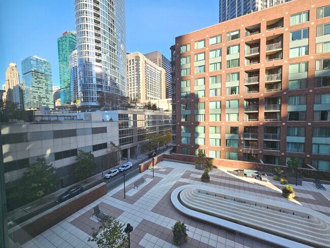 Building Photo - 440 N McClurg Ct