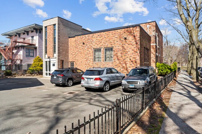 Building Photo - 576 Chapel St