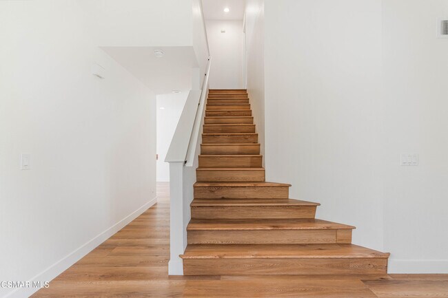 Building Photo - 2332 Hampton Ave