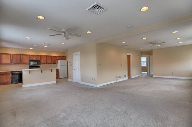 Building Photo - 353 W King St