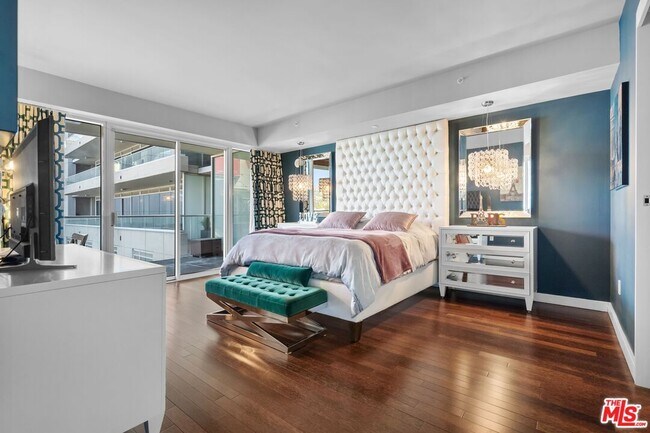 Building Photo - 6250 Hollywood Blvd