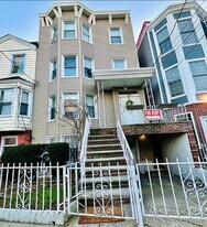 Building Photo - 487 Mercer St