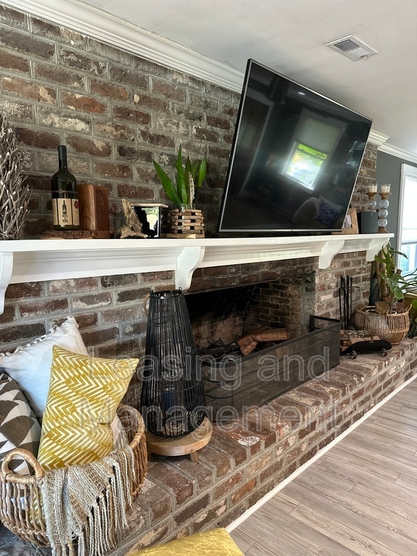 Building Photo - 823 Jordan St