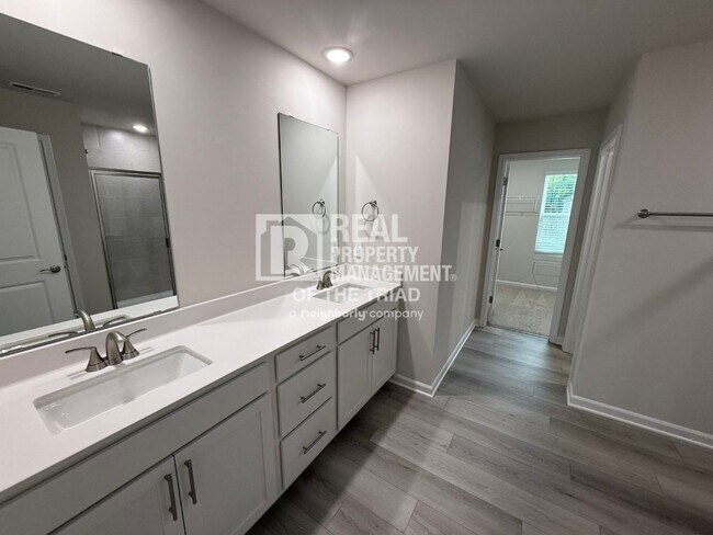 Building Photo - 2262 Cherry Ln