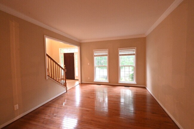 Building Photo - Gorgeous Charter Colony Cul-de-Sac Home: 4 Bed, 2.5 Bath Home with Screened-In Porch