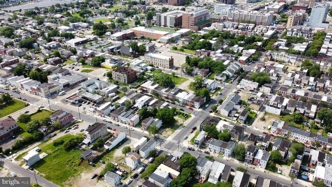 Building Photo - 565 Line St