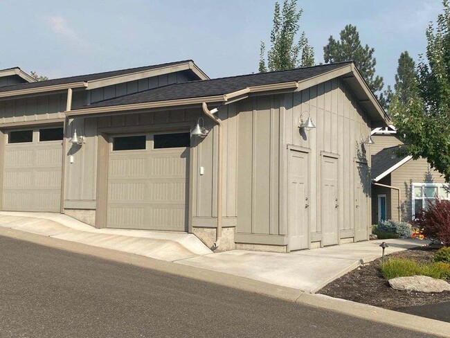 Building Photo - Furnished West Bend Home Available May-November