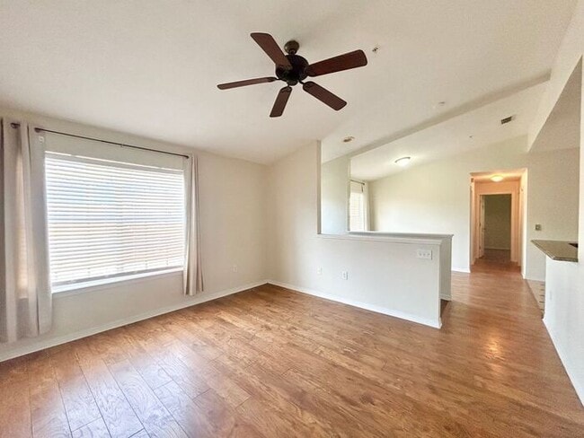 Building Photo - Stylish 3/2 Corner-Unit Condo with Resort ...
