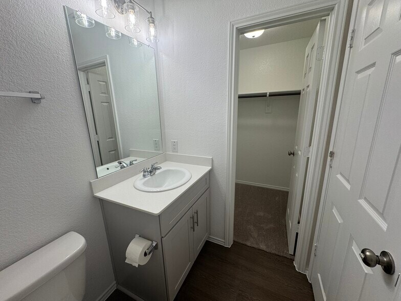 En-Suite Bathroom w/ walk in closet (Secondary Suite - 16113 Isles Dr