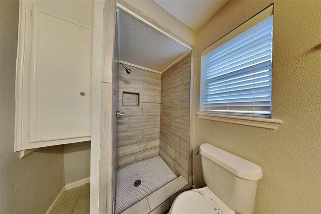 Building Photo - 2043 Shadow Rock Dr