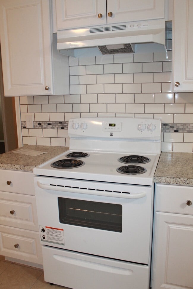 Building Photo - Better Than New! W/appliances!