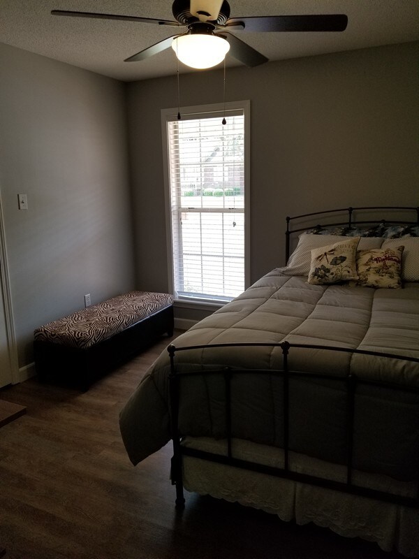 Building Photo - 2000 Ridgewood Dr