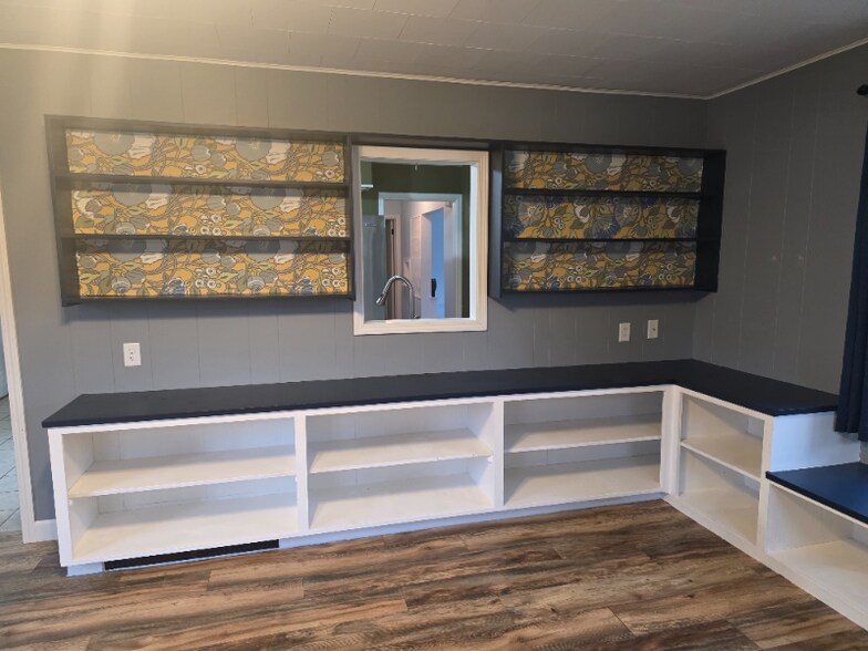 Building Photo - 244 Broadway St E