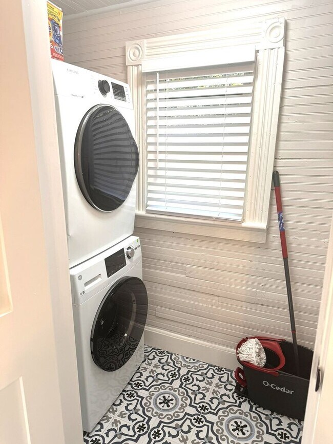 Building Photo - 3 Bedroom/1 Bath Home