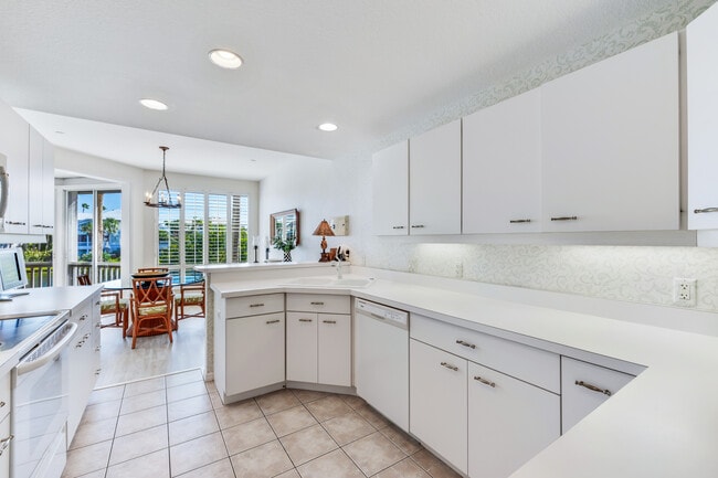 Building Photo - 777 Beach View Dr