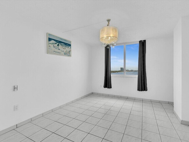 Building Photo - 500 Bayview Dr