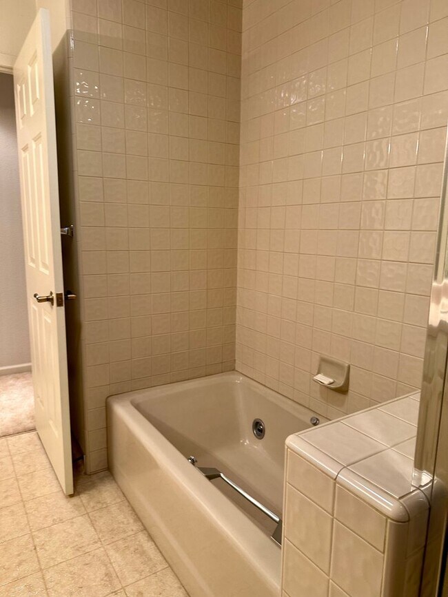 Building Photo - Available now, Executive 4 bdrm home with pool & hot tub!