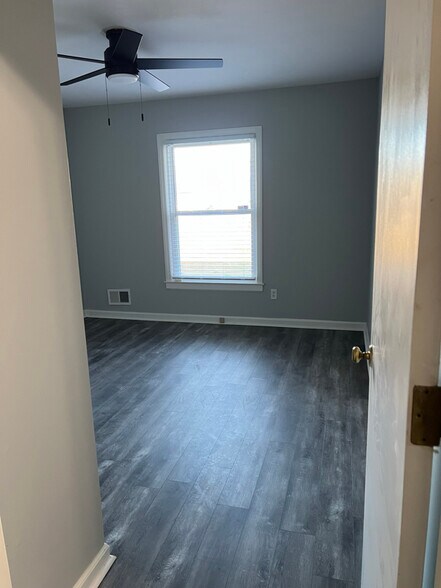 Building Photo - 639 N College Rd