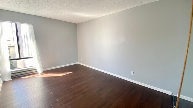 Building Photo - Breathtaking Views of SF & Bay Bridge from this Top Floor unit