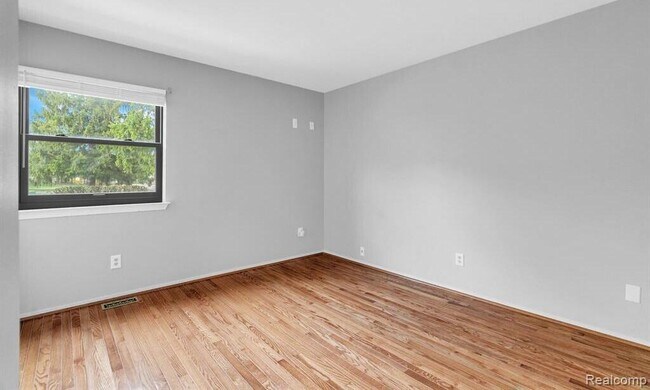 Building Photo - 1921 Vine Way Dr