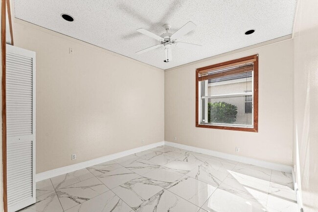 Building Photo - 5872 NW 73rd Ct