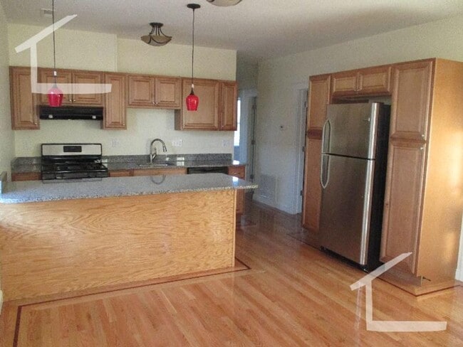 Building Photo - 3 bed in brookline village