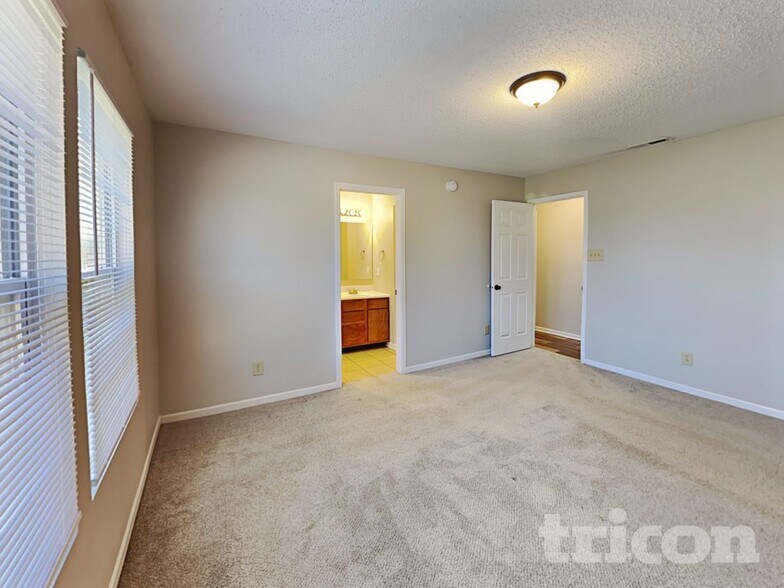 Building Photo - 10800 Wymm Ln