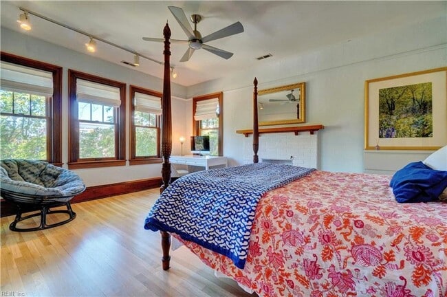 Building Photo - LARCHMONT