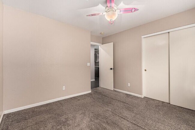 Building Photo - 3-bedroom plus bonus room with 3-car garag...