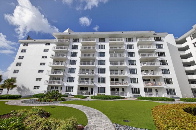 Building Photo - 3114 S Ocean Blvd