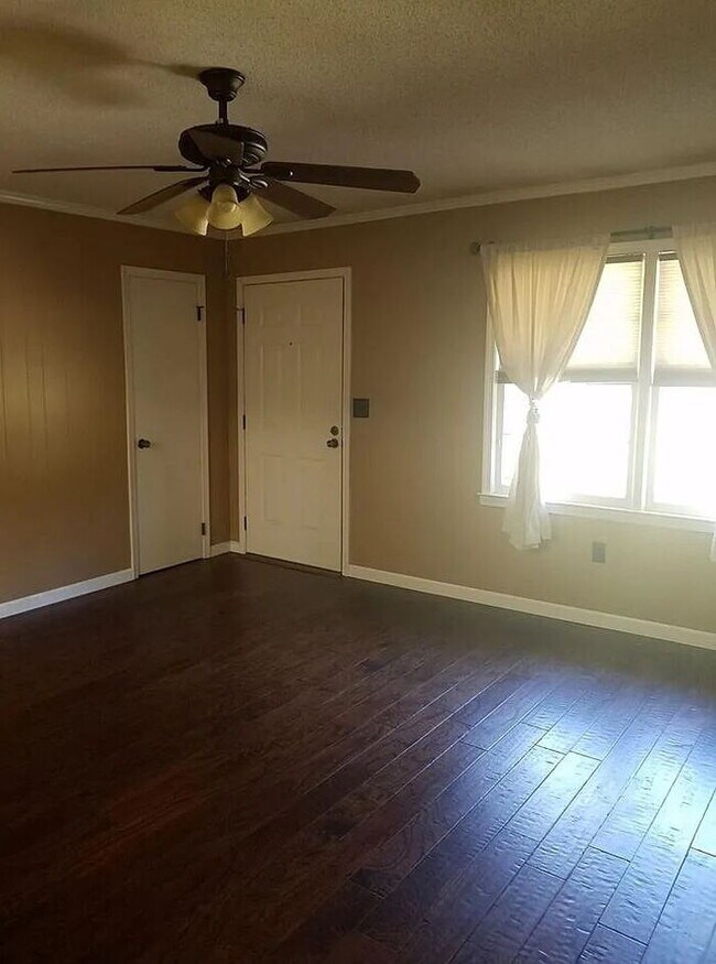 Building Photo - "Charming 3-Bedroom Home in Anderson with Modern Comforts!"